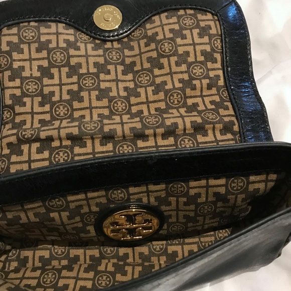 TORY BURCH — Logo Gold Chain Black Leather Clutch - Picture 8 of 9